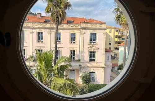 Hyeres City Centre Apartment | Chic apartment between the sea and palm trees