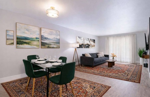 Beach Park Apartment | Chic South Tampa Retreat 2 King Beds Pool, Gym & Prime Walkable Location