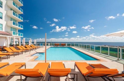 Coconut Grove House | City View Balcony steps from Restaurants, Peacock Park & Marina