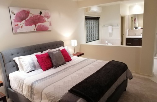 Helensvale House | Classic Elegance Waterfront. Incl FREE entry to 3 theme parks, 5 mins drive.