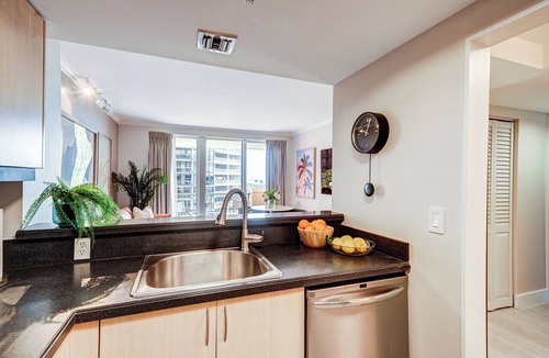 Coconut Grove Condo | Coconut Grove Beauty! 1/1 Bayview Condo w/Free Parking