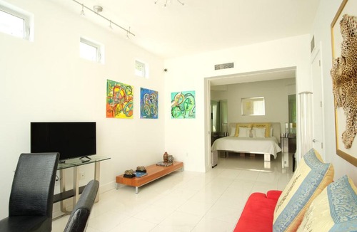 Northeast Coconut Grove House | Coconut Grove Villa Calusa