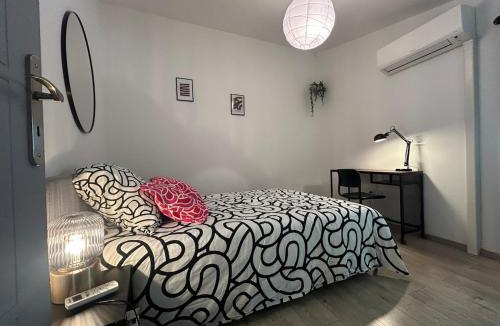 Le Luc Apartment | Comfortable A C, nice decor
