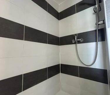 Le Luc Apartment | Comfortable A C, nice decor