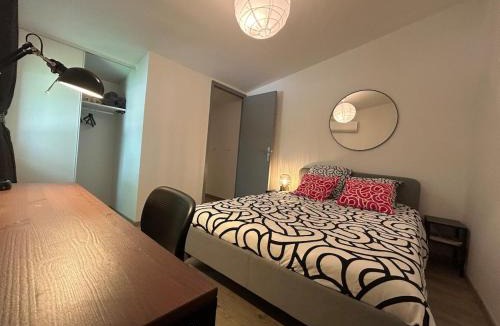 Le Luc Apartment | Comfortable A C, nice decor