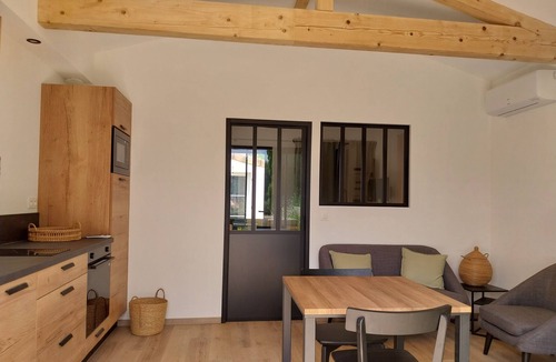 Malataverne Apartment | Comfortable accommodation in quiet Provencal countryside, with swimming pool and spa.