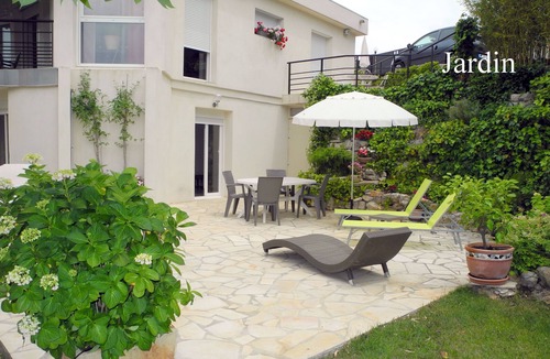 Carnoux-en-Provence Villa | Comfortable garden level in villa