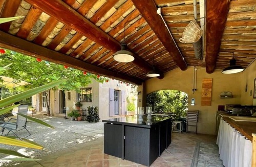 Rognes Villa | Comfortable house with large garden and jacuzzi