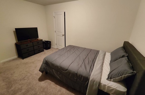 DeLand House | Comfortable room, shared house close to everything!