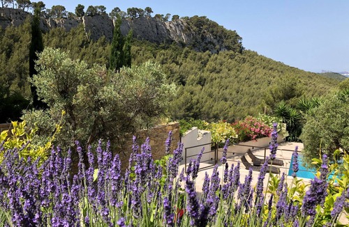 La Cadiere-d'Azur Villa | Contemporary villa, fully air-conditioned, with a stunning panoramic sea view