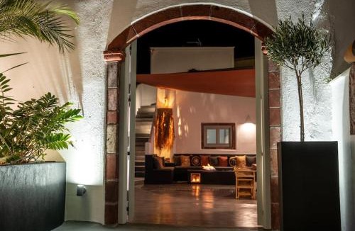 Megalochori Villa | Cooper's Cave house with heated Jacuzzi