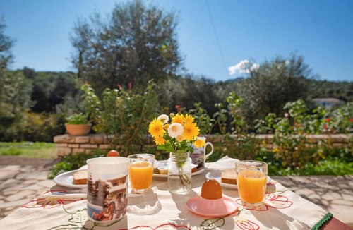Agios Spyridon Corfu Apartment | Corfu apartment with shared pool near Saint Spyridon beach