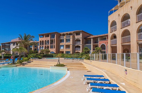 Six-Fours-les-Plages Apartment | Cosy apartment for 6 people with pool, WIFI, TV, terrace and pets allowed