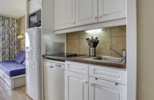 Six-Fours-les-Plages Apartment | Cosy apartment for 6 people with pool, WIFI, TV, terrace and pets allowed