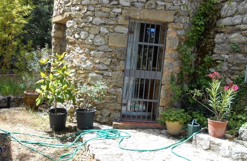 Vauvenargues Apartment | Cosy apartment in countryside facing mountain