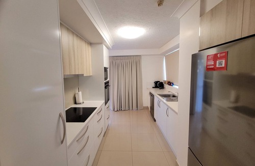 Gold Coast Apartment | Courtyard, Opposite Beach & Park, Wi-Fi, Parking - U02