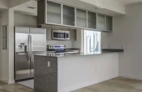 Town Square Apartment | Cozy 1br city view condo