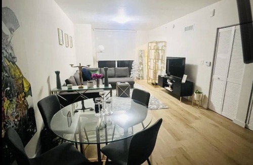 Town Square Apartment | Cozy 1br city view condo