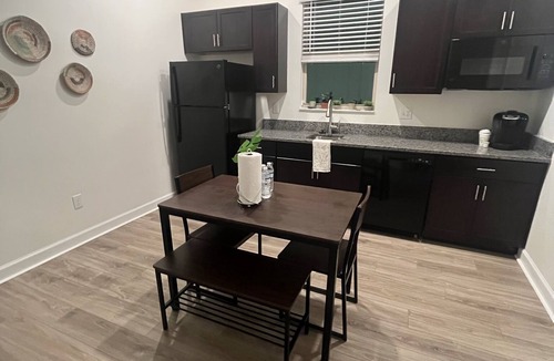 Balm House | Cozy 1BR Suite with Kitchenette