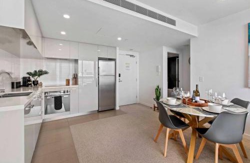 Milton Apartment | Cozy 2 bed Retreat Milton - Pool, Walk to SStadium