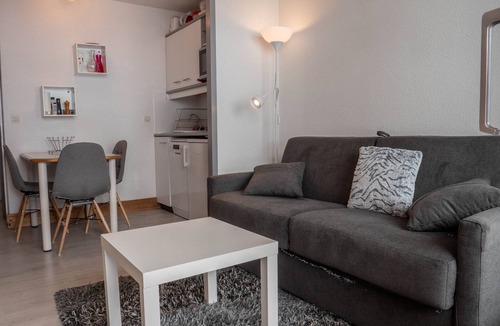 Meribel-Mottaret Apartment | Cozy 23m² Apartment with West-Facing Balcony, Near Slopes and Shops in Méribel Mottaret