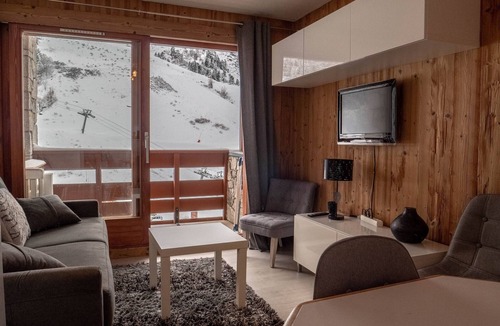 Meribel-Mottaret Apartment | Cozy 23m² Apartment with West-Facing Balcony, Near Slopes and Shops in Méribel Mottaret