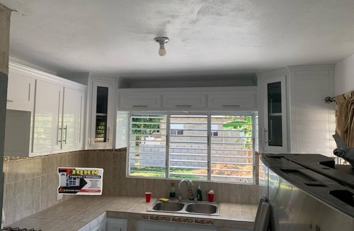 Villa Riva House | Cozy 3-Bedroom gated house with AC, WiFi, and TV: comfort and relaxation await.