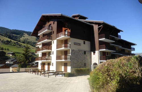 Areches Apartment | Cozy 3BR Apartment for 4-6 with Terrace, Pool Access, and Mountain Views in Arêches-Beaufort