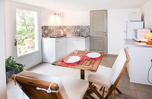 Caumont-sur-Durance Apartment | Cozy apartment in Caumont-sur-Durance