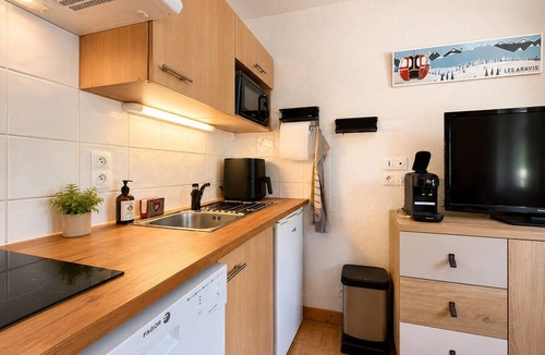 Flumet Apartment | Cozy apartment at the foot of the slopes with pool and pets allowed