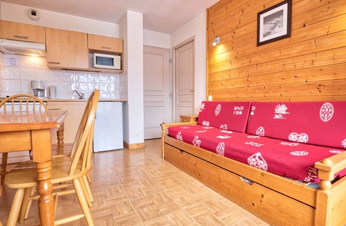 Flumet Apartment | Cozy apartment at the slopes with pool