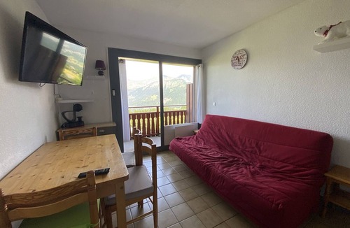 Cohennoz Apartment | Cozy apartment for 4, near slopes and shops