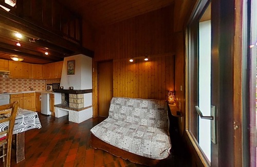 Le Chinaillon Apartment | Cozy apartment 7 sleeps, ski-in/ski-out, fireplace, parking