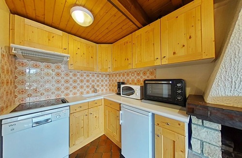 Le Chinaillon Apartment | Cozy apartment 7 sleeps, ski-in/ski-out, fireplace, parking