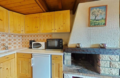 Le Chinaillon Apartment | Cozy apartment 7 sleeps, ski-in/ski-out, fireplace, parking