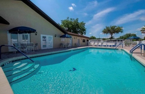 Zephyrhills South House | Cozy Florida Retreat w/Spacious Porch- Sleeps 4