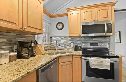 Babson Park House | Cozy Getaway with a Wrap-Around Deck, Gym, Pac-Man, and more!