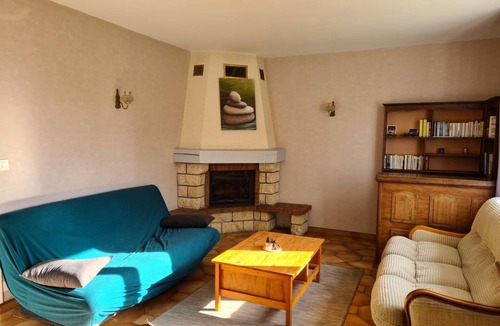 Creuzier-le-Neuf Cottage | Cozy gite with shared pool and pets allowed