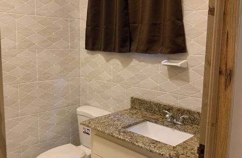 Silver Sands Apartment | Cozy, richly furnished Studio apartment in adorable Duncan Bay with AC