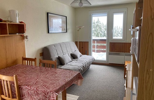 Le Pleynet Apartment | Cozy Studio with Balcony, Near Slopes and Shops, Ski-in/Ski-out Access