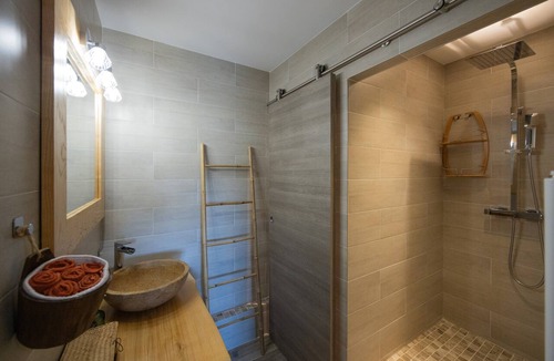 Plantades Bed & Breakfast | Cupidon Guest Room with Mountain View, Wi-Fi, and Air Conditioning