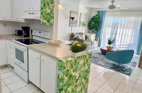 Aventura Condo | Designer’s 1-Bedrm condo 1-Block to Aventura Mall! Parking