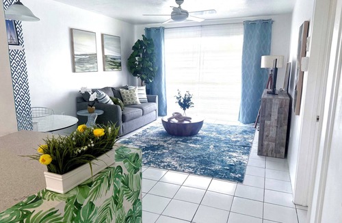 Aventura Condo | Designer’s 1-Bedrm condo 1-Block to Aventura Mall! Parking