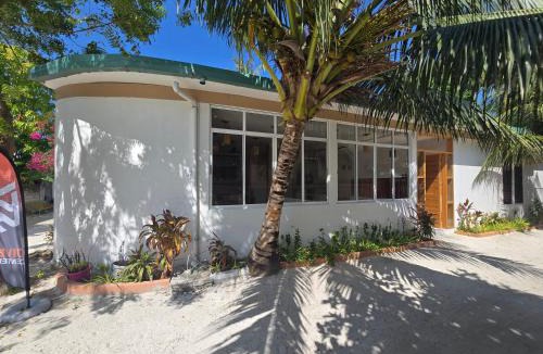 Dhiffushi House | Dhiffushi Reef & Beach