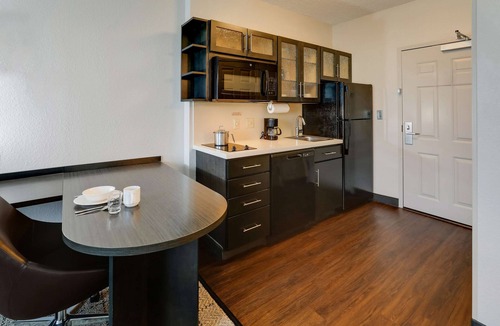 Doral Hotel | Discover the Serene Doral Retreat for Unforgettable Getaways! Kitchen, Pool!