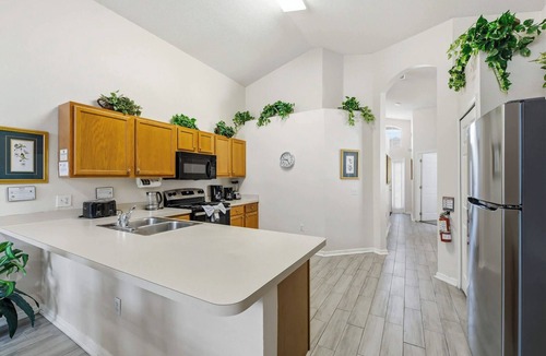 Lake Berkley Villa | Discvr Your Perfect Florida Getaway: A Luxurious 5-Bedroom Villa in Lake Berkley
