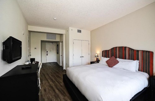 Celebration Apartment | DISNEY ESCAPE, COMFY UNIT FOR 2! POOL!