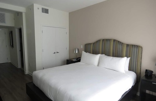 Celebration Apartment | DISNEY ESCAPE, COMFY UNIT FOR 2! POOL!