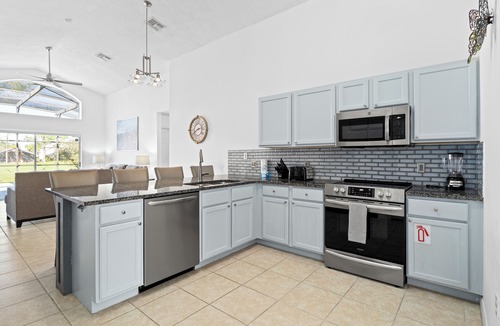 Haines City Villa | Disney,Golf. Villa 4 Bedroom 3 Bath 2 Master 2 lounges. Pool overlooks a Fairway