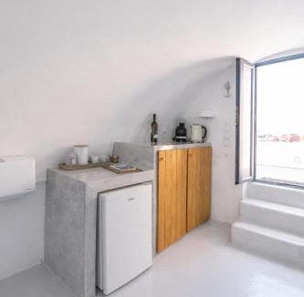 Firostefani Apartment | Dome suite,hot tub,sea view in Firostefani!